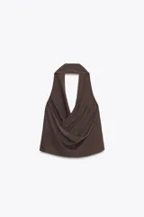 Top marrón sin mangas confeccionado en tejido fluido, con cuello halter y escote drapeado.