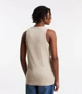 Musculosa de hombre color beige, de algodón acanalado, sin estampa y con cuello redondo.