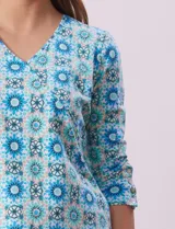 Blusa de algodón estampado, marca Ruby Rd. Escote en V cruzado y mangas 3/4.