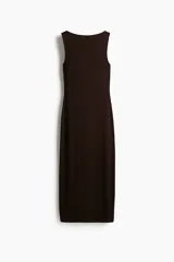 Vestido midi marrón de punto acanalado, corte entallado y escote bote.