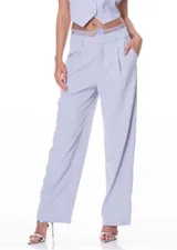 Pantalón de vestir color lila, de tiro alto y corte recto, con detalle de encaje en la cintura.