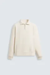 Sudadera negra de cuello alto con cierre de cremallera, corte regular y mangas largas.