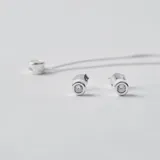 Conjunto de collar y caravanas en plata 925 con circonias. El collar tiene una cadena de 45cm y un dije de 5mm de diámetro.