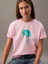 Remera rosa de algodón con cuello redondo y mangas cortas con dobladillo. Estampado de flor celeste en el frente y logo de Calvin Klein.