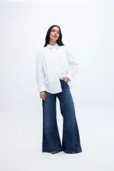 Camisa rosa claro de algodón con cuello solapa clásico, calce relaxed, bolsillo cuadrado en el pecho y botones personalizados.