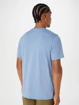 Remera básica de manga corta color gris claro, con cuello redondo.