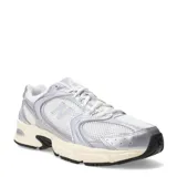 Championes New Balance 530, color plateado y blanco, con detalles en gris.