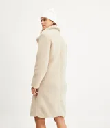 Saco alargado color beige de sherpa con cuello solapa, manga larga y abotonado delantero.