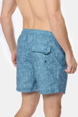 Short de baño celeste con estampado de hojas, cintura elástica con cordón ajustable, dos bolsillos laterales y suspensor de malla fina.