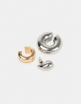 Set de tres aros: dos earcuffs chunky a presión, uno dorado y otro plateado, y un aro colgante con cierre de tope a presión, con dije en forma de gota plateada.