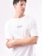 Remera blanca de corte holgado con estampado pequeño en el pecho que dice 'SIGHT+SOUND' y símbolos de audio.