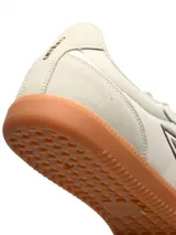 Championes urbanos Umbro Track, color blanco con detalles en negro y suela marrón.