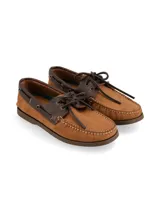 Zapato náutico de cuero color marrón claro con detalles en marrón oscuro.
