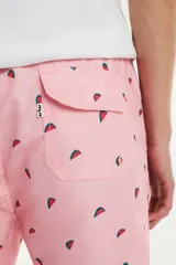 Short de baño rosado con estampado de sandías, cintura elástica con cordón ajustable y bolsillos laterales.
