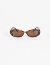 Lentes de sol negros con montura curva y filtro de protección UV 400.
