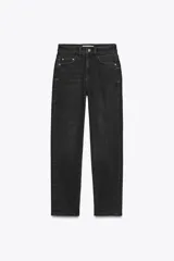 Pantalón de jean negro de corte recto, tiro alto y largo tobillero.