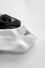 Pack de tres pares de medias soquete unisex, una gris, una negra y una blanca, con logo en el tobillo.