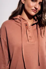 Sweater con capucha color negro, con cordones ajustables y botones en el escote.