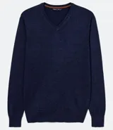 Suéter azul marino de tejido de punto liso, con cuello V y mangas largas.