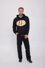 Hoodie negro con capucha y manga larga, de corte holgado y estampado ovalado en el pecho.