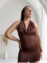 Vestido corto marrón con escote halter y espalda descubierta.