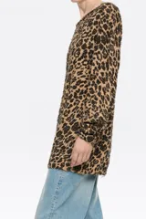 Jersey largo de punto con estampado animal print de leopardo, corte recto, escote barco redondeado y manga larga con forma en el puño.