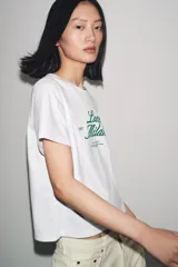 Camiseta blanca de algodón con cuello redondo y mangas cortas. Estampado frontal con la frase "Paris, Mon doux rêve!" en azul marino.