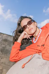 Collar de cuentas esféricas grandes de color celeste pálido, con cordón blanco.