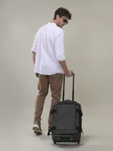 Camisa blanca de lino con cuello mao, manga larga con puños abotonados y bolsillo en el pecho.