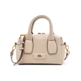 Cartera chica color taupe, de símil cuero graneado, con acceso con cierre, correa regulable y asas fijas. Tiene un bolsillo interno con cierre y otro abierto.