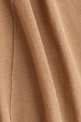 Musculosa larga color beige en tejido de punto transparente con lino en la trama. Modelo ajustado con escote en U y costura decorativa adelante y atrás.