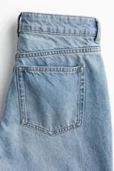 Pantalón de jean celeste de corte acampanado, tiro alto y cinco bolsillos.
