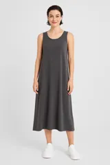 Vestido midi gris de algodón, con breteles anchos y cuello redondo.