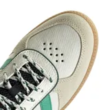Championes Adidas Breaknet Sleek, de caña baja, color blanco con detalles en verde y suela marrón.