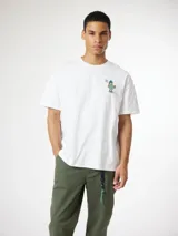 Camiseta blanca de algodón orgánico con corte oversize y estampado en la espalda de un yeti y un explorador.