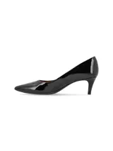 Zapato de tacón medio color negro charol, con punta fina y logo metálico en el lateral.