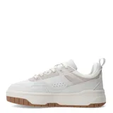 Zapatillas deportivas acordonadas color blanco con suela marrón.