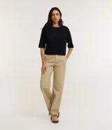 Remera cropped de algodón, color negro, con cuello redondo y mangas cortas.