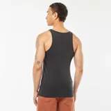 Musculosa negra de canalé con cuello redondo.