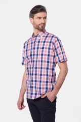 Camisa de manga corta con estampado a cuadros en tonos azul, rosa y blanco.