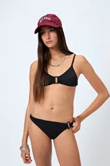 Bottom de bikini negro con textura y detalle de aro en uno de los laterales.
