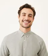 Camisa celeste de manga corta, corte comfort, con cuello abotonado y cierre frontal con botones.