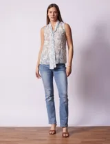 Blusa sin mangas de tul bordado con flores, escote en V y lazo.