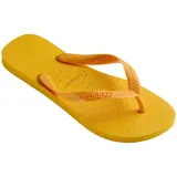 Ojotas Havaianas Top color blanco, con suela texturizada y tiras con diseño en relieve y logo de la marca.