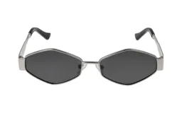 Lentes de sol con forma geométrica, montura plateada y patillas negras.