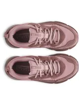 Zapatillas de running Under Armour Charged Verssert 2 para mujer, color gris oscuro y negro con detalles en rosa.