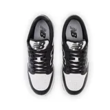 Championes urbanos New Balance modelo BB 480, color negro y blanco, con logo "N" característico en los laterales.