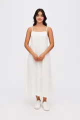 Vestido largo blanco de viscosa con breteles finos y corte holgado.