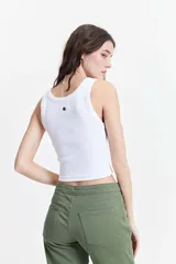 Musculosa color amarillo pastel, acanalada, de fit ajustado y textura suave.