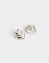 Aros colgantes cortos dorados con diseño de doble corazón.
